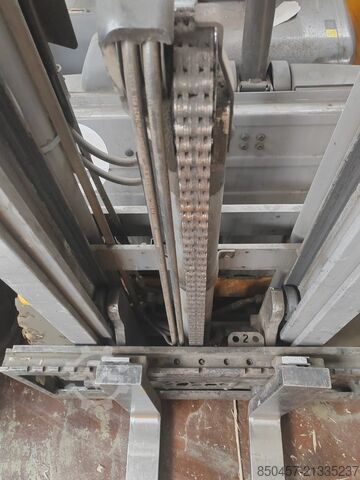 Elektrický – 4 kolesá Jungheinrich EFG320 no battery  paket  2 stuck !!!!)