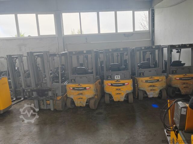 Elektrický – 4 kolesá Jungheinrich EFG320 no battery  paket  2 stuck !!!!)