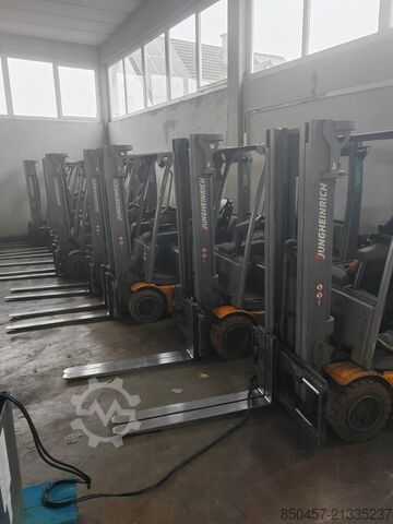 Elektrický – 4 kolesá Jungheinrich EFG320 no battery  paket  2 stuck !!!!)