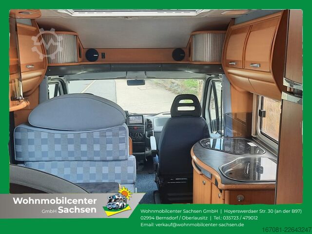 Semi-integrated camper LMC Liberty 690