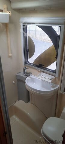 Semi-integrated camper LMC Liberty 690