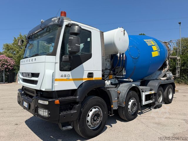 Truk pengaduk beton Iveco TRAKKER 450
