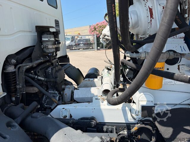 Truk pengaduk beton Iveco TRAKKER 450