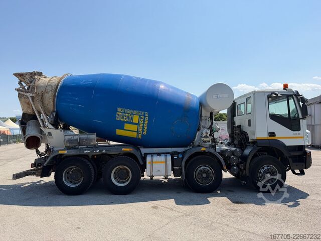 Truk pengaduk beton Iveco TRAKKER 450