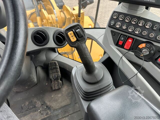 Колісний навантажувач CATERPILLAR 930M Radlader mit Schaufel 2.090 BTH