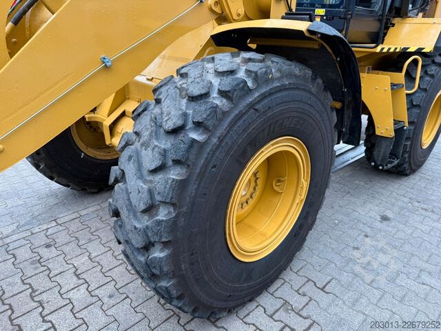 Колісний навантажувач CATERPILLAR 930M Radlader mit Schaufel 2.090 BTH
