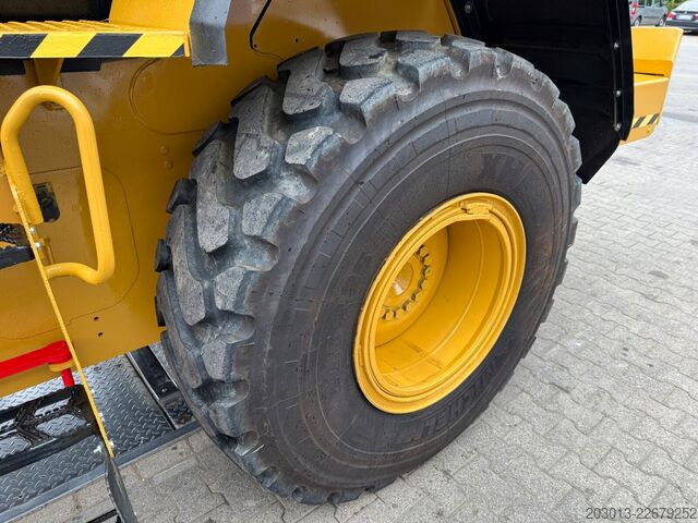 Колісний навантажувач CATERPILLAR 930M Radlader mit Schaufel 2.090 BTH