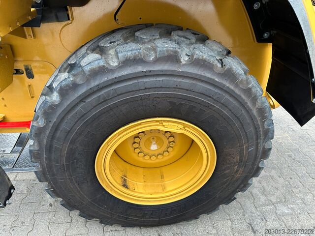 Колісний навантажувач CATERPILLAR 930M Radlader mit Schaufel 2.090 BTH