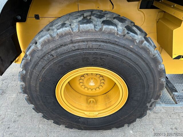 Колісний навантажувач CATERPILLAR 930M Radlader mit Schaufel 2.090 BTH