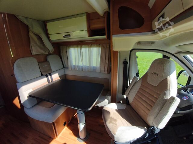 Caravana semiintegrada LAIKA Ecovip 329, Längsbetten/Hubbett