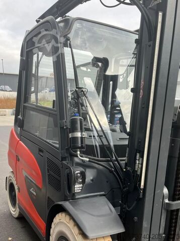 Electric 4-wheel forklift Linde X50-01