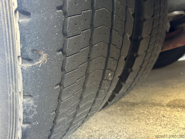 Lastbil med flak och presenning IVECO AD190S36