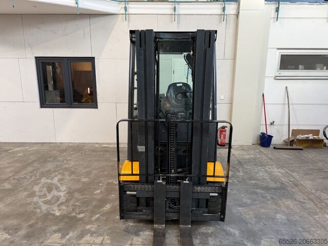 Rafknúinn 4 hjól lyftara Jungheinrich EFG 425 / 3275 Std. / AKKU 2022