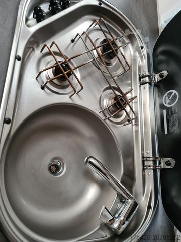 Polointegrovaný obytný vůz SUNLIGHT V 66 TV Sat Solar Navi