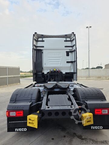 τυπική μονάδα τράκτορα Iveco 440S51