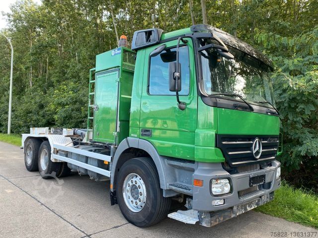 รถบรรทุกขนถ่ายตู้คอนเทนเนอร์แบบตะขอ (roll-off) MERCEDES-BENZ Actros 2636 / Schaltgetriebe