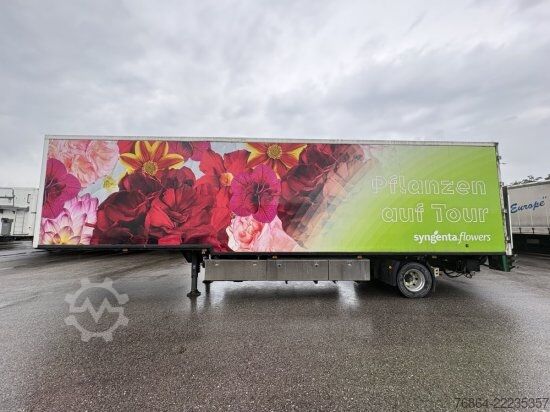 Dobozos félpótkocsi  K.M.A HOLLAND KM02 KG, VERKAUFSKOFFER MIT KüCHE,  RECHTS TERRASSE AUSKLAPPBAR, SHOWTRAILER