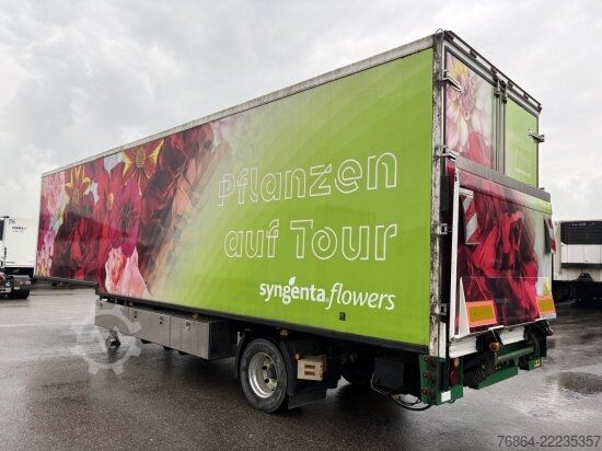 Dobozos félpótkocsi  K.M.A HOLLAND KM02 KG, VERKAUFSKOFFER MIT KüCHE,  RECHTS TERRASSE AUSKLAPPBAR, SHOWTRAILER