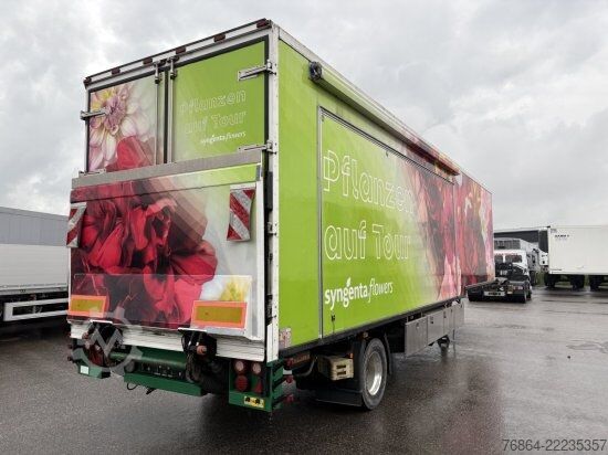 Dobozos félpótkocsi  K.M.A HOLLAND KM02 KG, VERKAUFSKOFFER MIT KüCHE,  RECHTS TERRASSE AUSKLAPPBAR, SHOWTRAILER