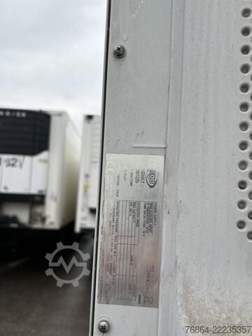 Dobozos félpótkocsi  K.M.A HOLLAND KM02 KG, VERKAUFSKOFFER MIT KüCHE,  RECHTS TERRASSE AUSKLAPPBAR, SHOWTRAILER