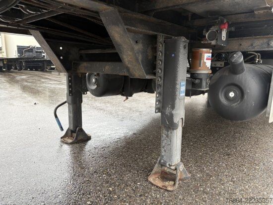 Dobozos félpótkocsi  K.M.A HOLLAND KM02 KG, VERKAUFSKOFFER MIT KüCHE,  RECHTS TERRASSE AUSKLAPPBAR, SHOWTRAILER