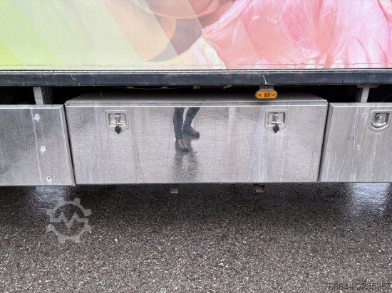 Dobozos félpótkocsi  K.M.A HOLLAND KM02 KG, VERKAUFSKOFFER MIT KüCHE,  RECHTS TERRASSE AUSKLAPPBAR, SHOWTRAILER