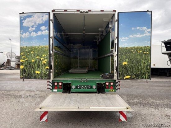 Dobozos félpótkocsi  K.M.A HOLLAND KM02 KG, VERKAUFSKOFFER MIT KüCHE,  RECHTS TERRASSE AUSKLAPPBAR, SHOWTRAILER