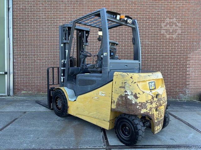 Electric 4-wheel forklift Caterpillar 2EP8000