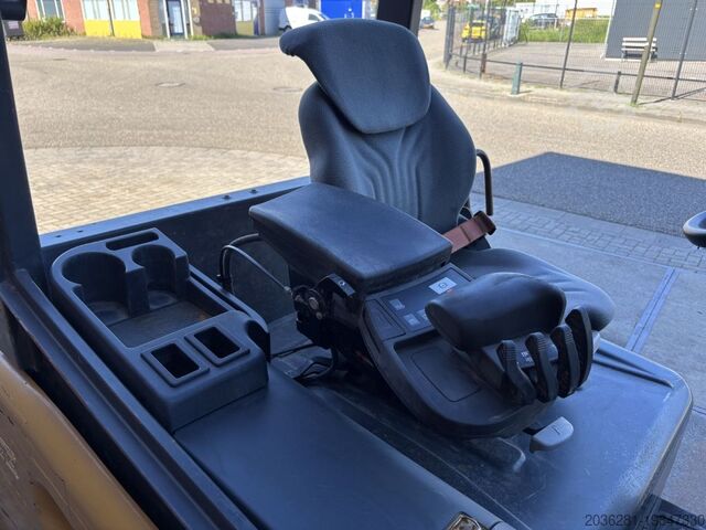 Electric 4-wheel forklift Caterpillar 2EP8000
