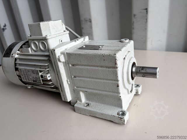  Motoreduktor Lenze GST04-2M VBR071C42 0,55 kW 421,5 obr./min 12 Nm i=3,333 3×230/400 V IP55 Motoreduktor Lenze GST04-2M VBR071C42 0,55 kW 421,5 obr./min 12 Nm i=3,333 3×230/400 V IP55