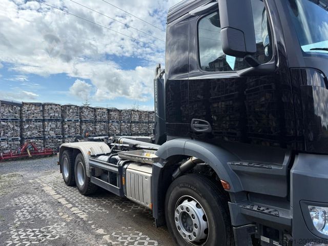 Камион с кука за контейнери MERCEDES-BENZ Arocs 5 2648 Meiller Hakenlift 21-60 neuwertig