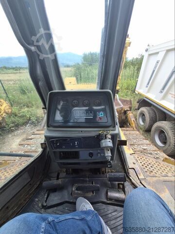 Excavadora sobre orugas Komatsu AX-3