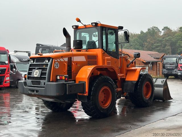 Radlader DOOSAN DL 200 inkl. Schaufel & Gabel Bj.2013 107kW