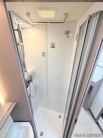 セミインテグレーテッドキャンピングカー BÜRSTNER Lyseo Harmony T 728 Einzelbetten-Hubbett-1.Hand