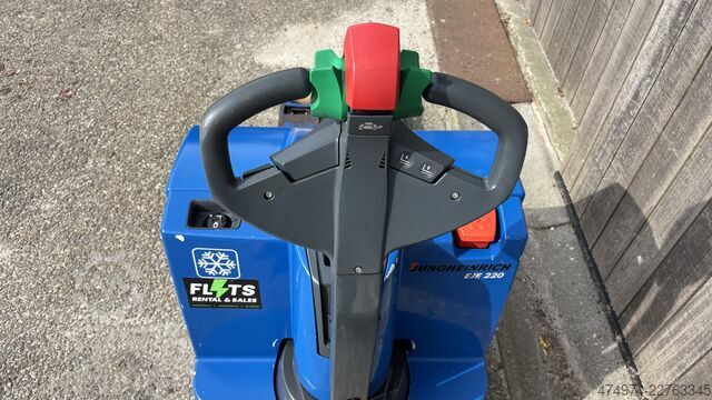 Xe nâng pallet bằng tay xe bơm Jungheinrich EJE 220