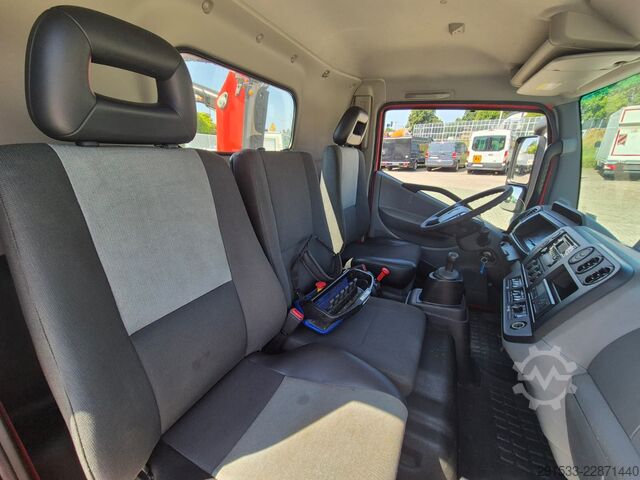 Camión de plataforma Renault D 7.5 - HIAB FASSI F32