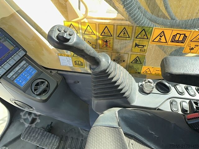 מחפר זחלי Komatsu HB215LC-3