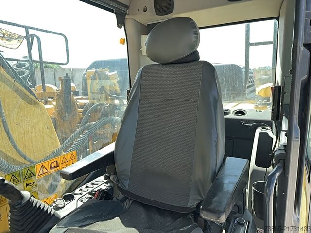 מחפר זחלי Komatsu HB215LC-3