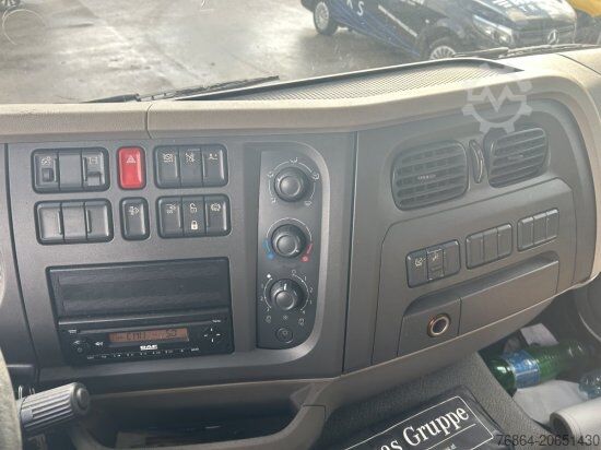 Flaklastbil med kapell DAF LF 260 16 TONNER PLANE MIT LBW, AUTOMATIK, E6