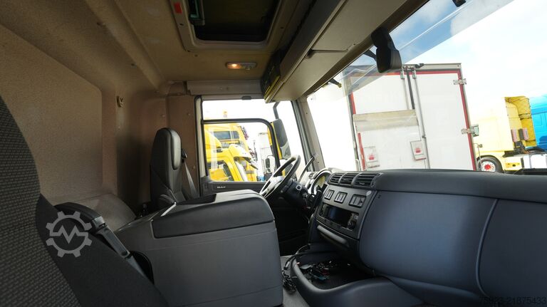 क्रेन ट्रक DAF CF 400 open box with Palfinger PK 17502 crane