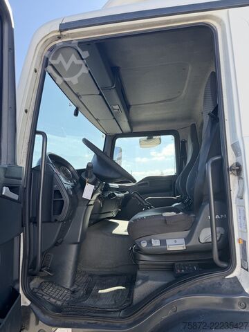 Box truck Mercedes-Benz ACTROS 1827 19T EURO 6 FURGON 8,7