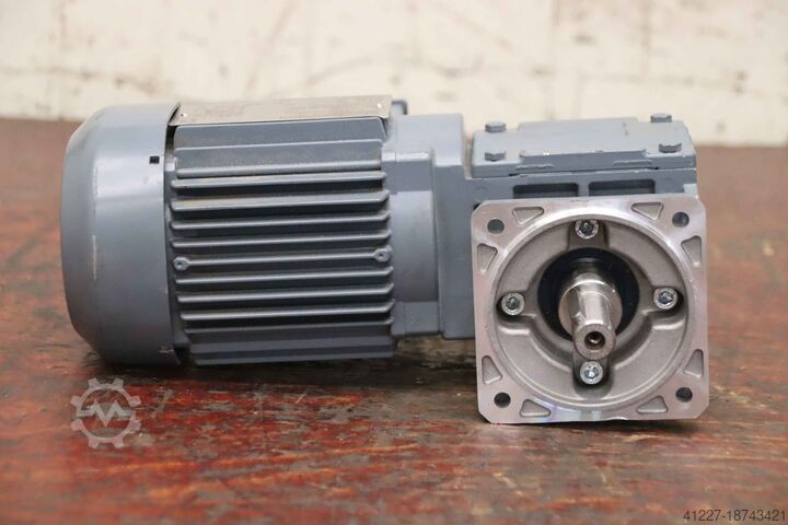 Motor de engrenagem 0,09 kW 22 rpm SEW-Eurodrive WF10 DT56M4