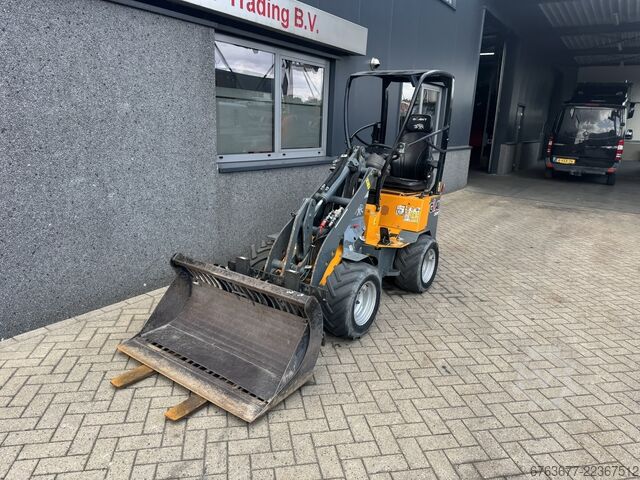  GIANT D 254SW  - mini Shovel - wiellader - 2016 - bak - vorkenbord - 996uur