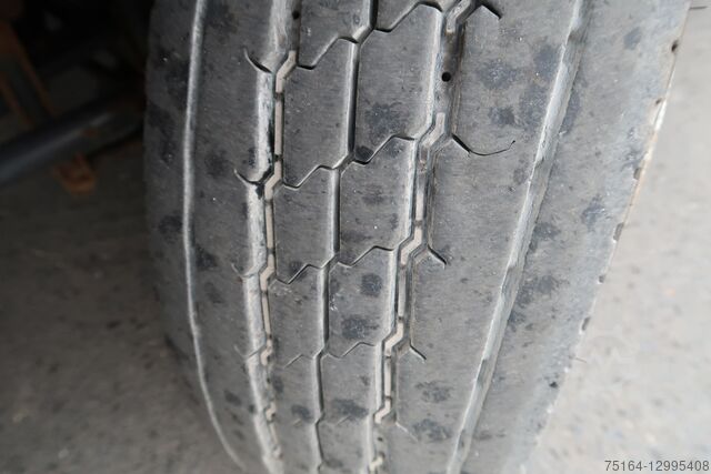 Sobreestructura de caja cerrada Mercedes-Benz 818 L