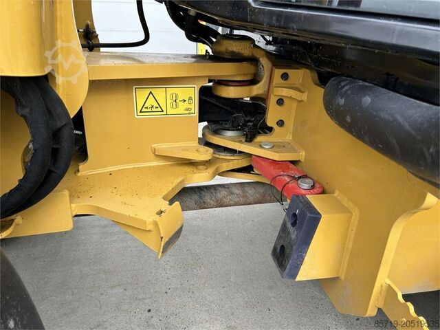 Loader CAT 906M (8758)