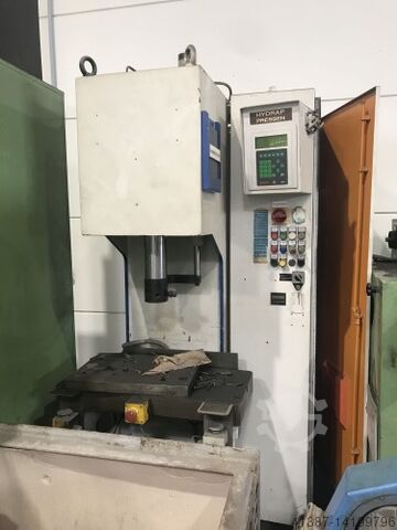 Controlled hydraulic single-column press 