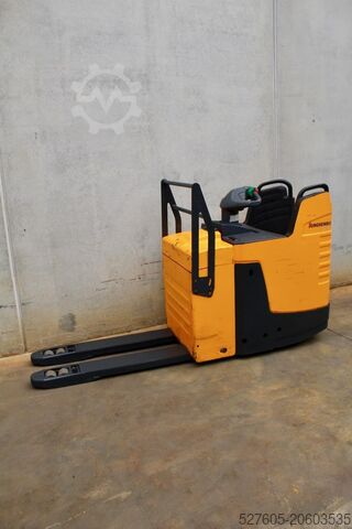 Empilhadeira baixa Jungheinrich ERE 225