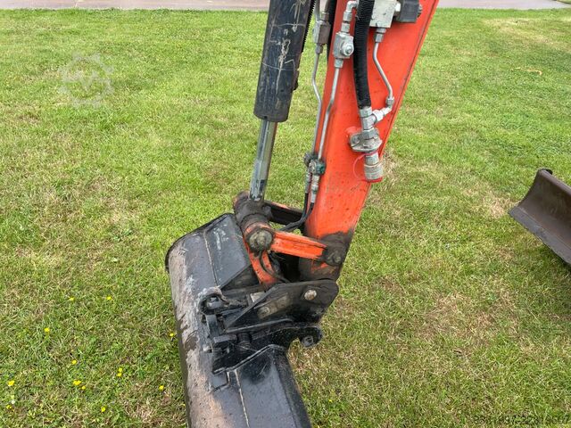 मिनी खुदाई करनेवाला Kubota KX027-4