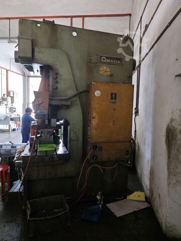 Penekanan logam Amada TP110c-X2