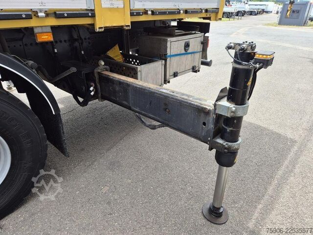 Camião de plataforma Scania P